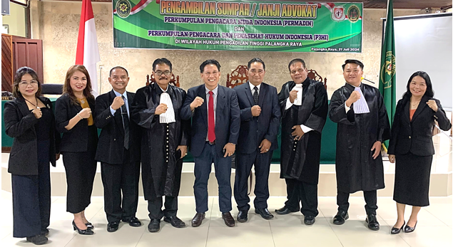 Tiga Pengacara P3HI Ikuti Sumpah dan Janji Advokat Tiga Pengacara P3HI Ikuti Sumpah dan Janji Advokat