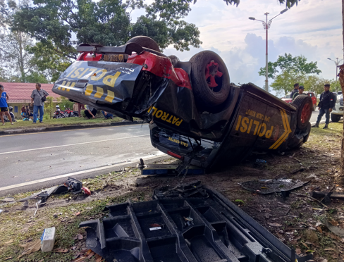Tabrak Pohon, Mobil Dinas Polda Kalteng Terbalik di Adonis Samad 