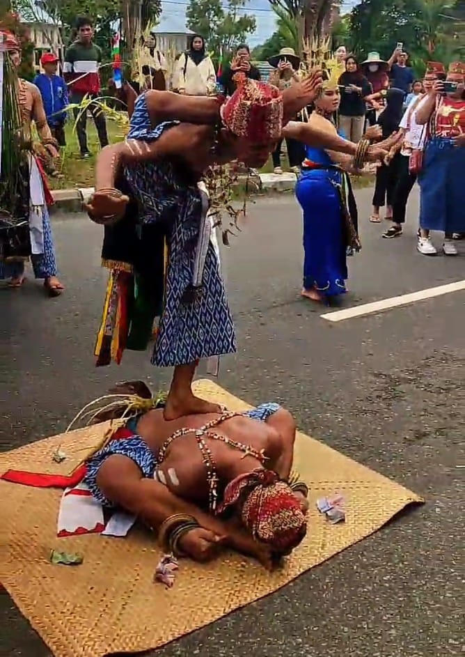 Dusmala Juara Pawai Budaya Penyang Hinje Simpei
