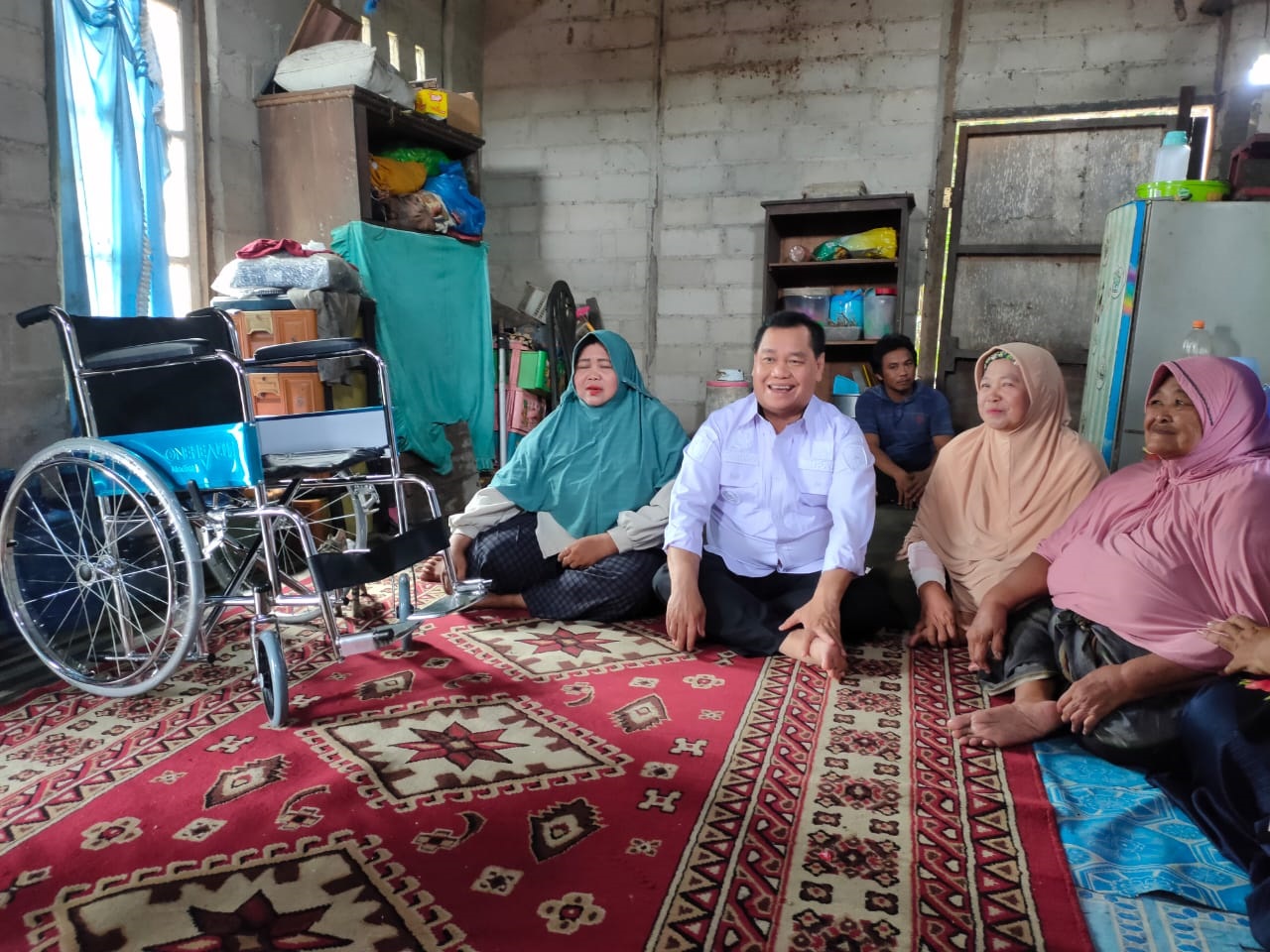 Peduli, Bupati Kotim Bantu Kursi Roda untuk Warga di Pasir Putih