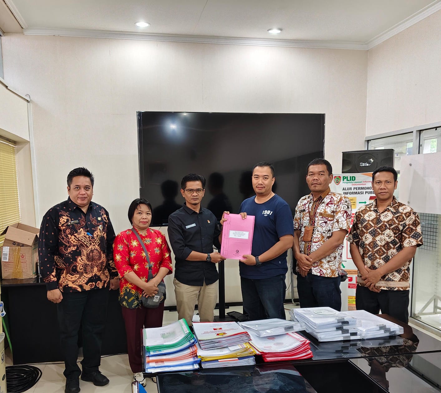 KPU Kobar Dampingi Penyerahan Berkas Calon DPRD Kobar Terpilih 