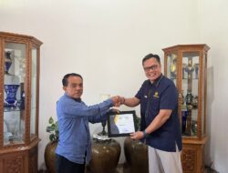 PAJAK TERBESAR-Razak Terima Penghargaan KPP Pratama