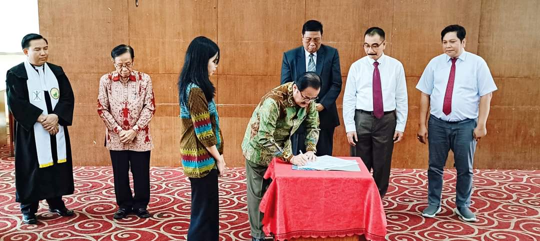 Teras Lantik Joni Bungai Jadi Rektor UKPR