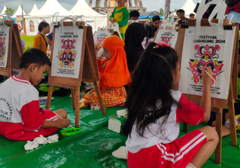 Serunya Lomba Mewarnai Topeng Bukung  