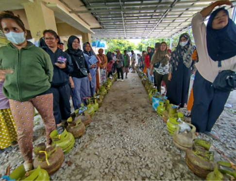 Warga Serbu Operasi Pasar Elpiji 3 Kg