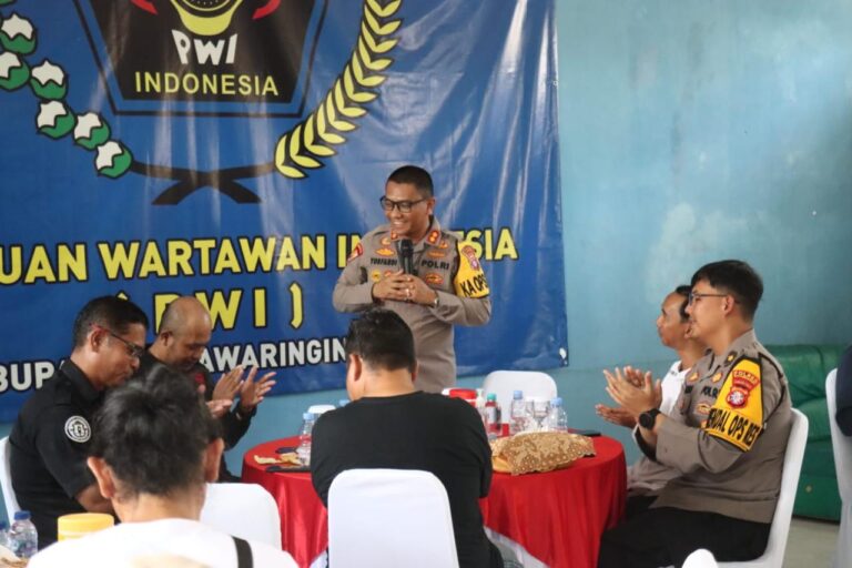 Kapolres Kobar Akan Rehab Kantor PWI Kobar Kapolres Kobar Akan Rehab Kantor PWI Kobar