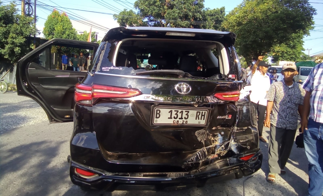 Mobil Cabup Kobar Ditabrak Truk