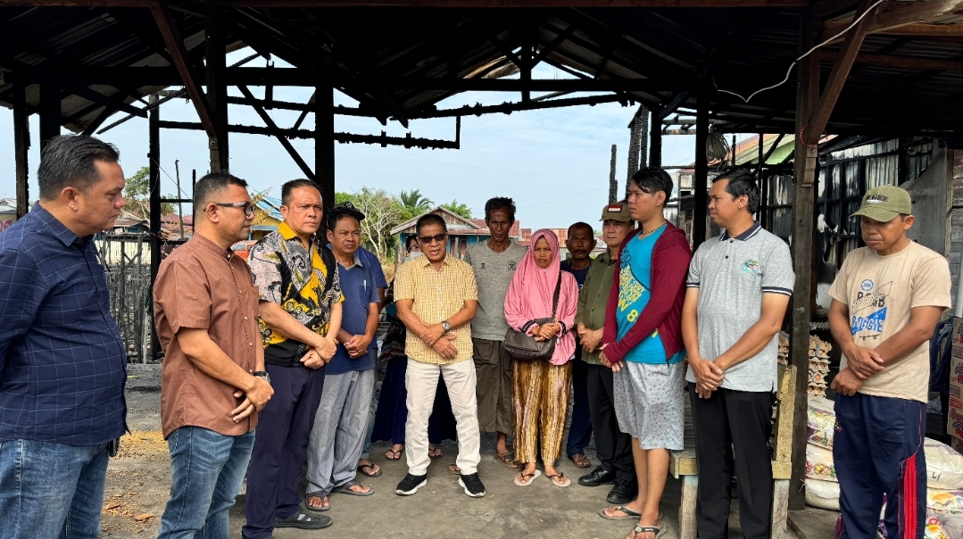 Fairid-Zaini Serahkan Bantuan untuk Korban Kebakaran di Jalan Anoi