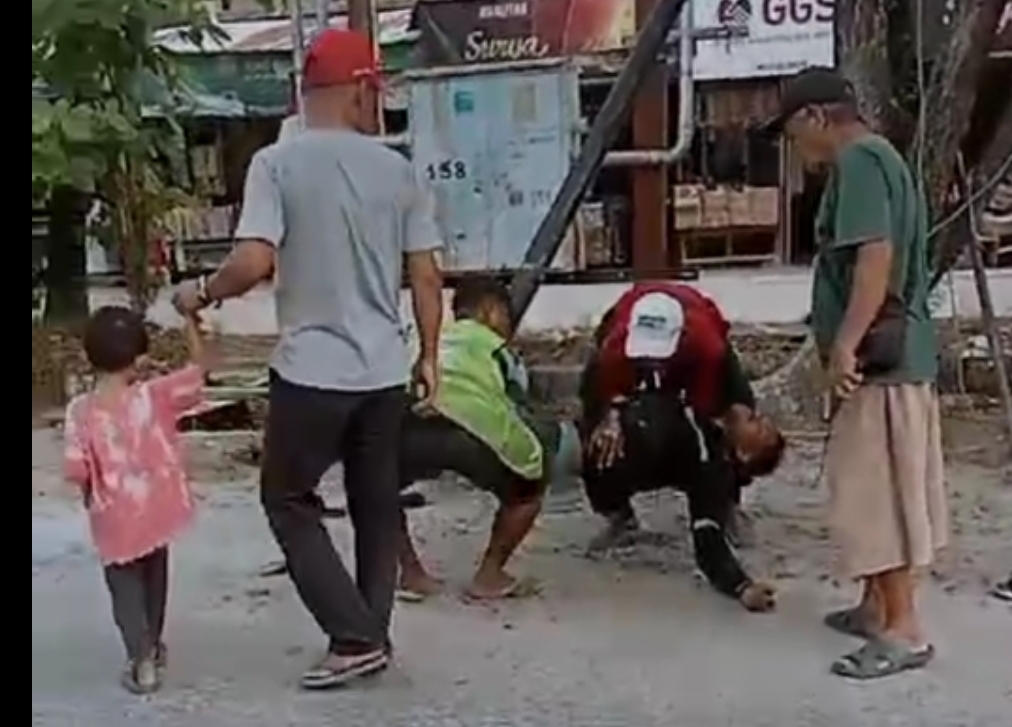 Pasang Tiang Kabel Optik, 3 Pekerja Kesetrum Listrik.