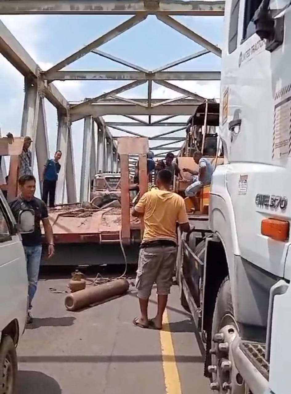 2 Truk Trailer Sangkut di Jembatan Bajarum
