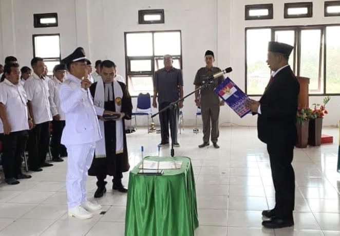 Pj Bupati Lantik Pj Kades dan Serahkan SK Perpanjangan BPD