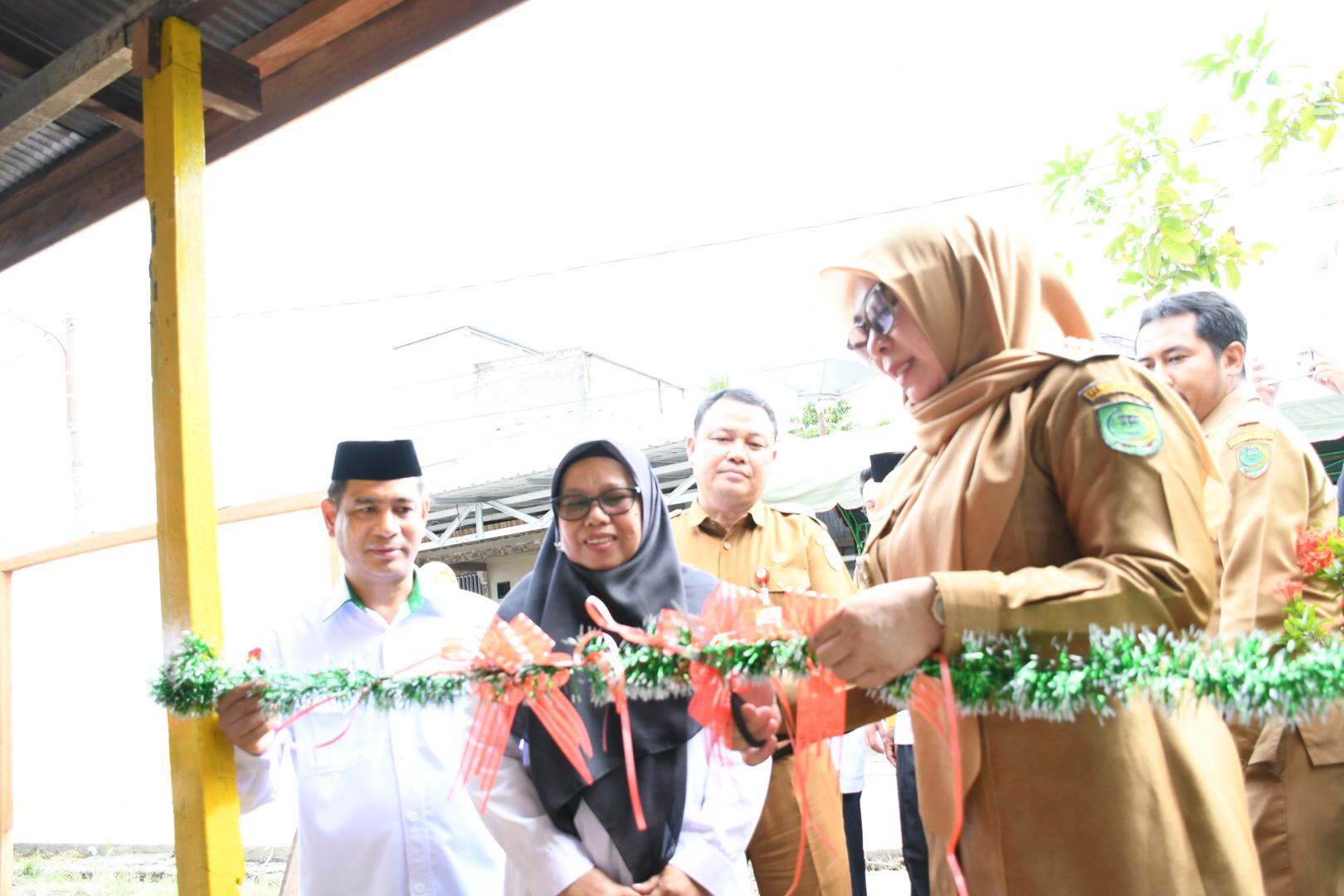 Pj Bupati Serahkan Kunci Program RLHB