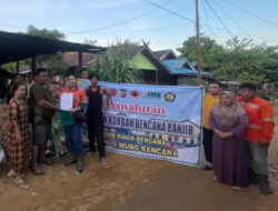PT Indo Muro Kencana Turun ke Lokasi Banjir Bantu Warga Terdampak PT Indo Muro Kencana Turun ke Lokasi Banjir Bantu Warga Terdampak