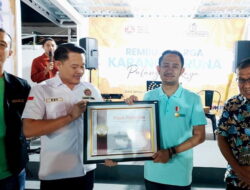 Diskusi Bareng, Fairid Terima Penghargaan Karang Taruna Diskusi Bareng, Fairid Terima Penghargaan Karang Taruna
