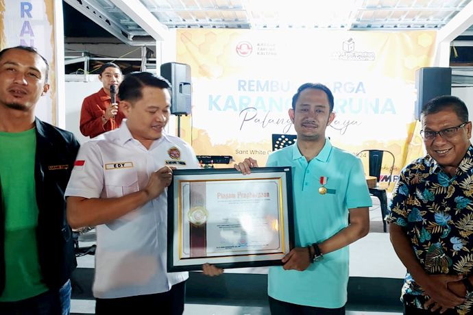 Diskusi Bareng, Fairid Terima Penghargaan Karang Taruna
