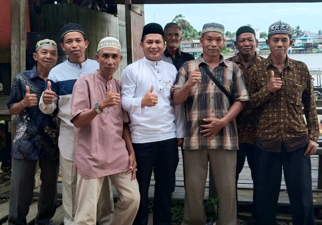 Susilo Bantu Warga Mendapatkan Buku Nikah Massal