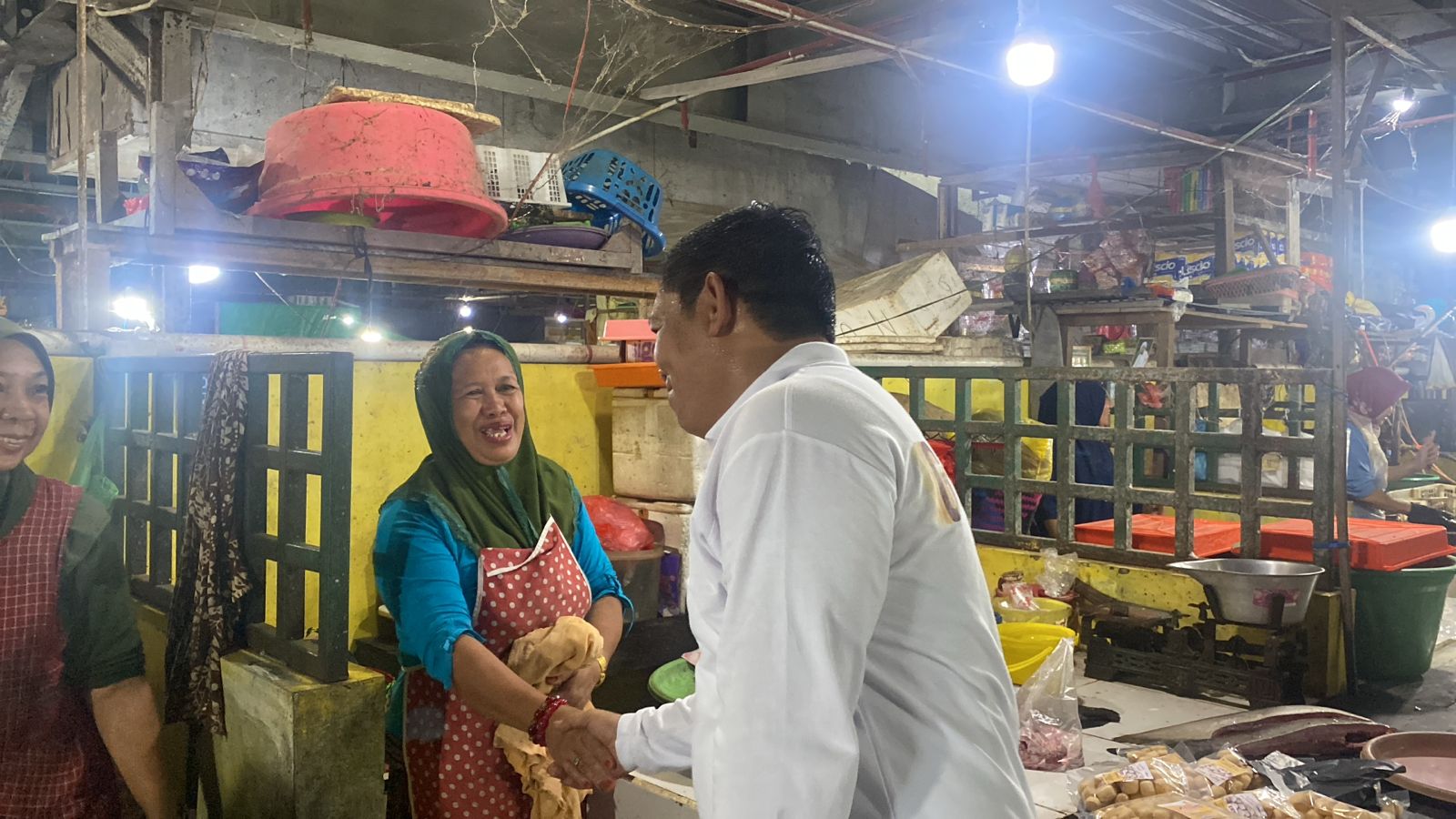 Rahmat Blusukan ke Pasar Indrasari