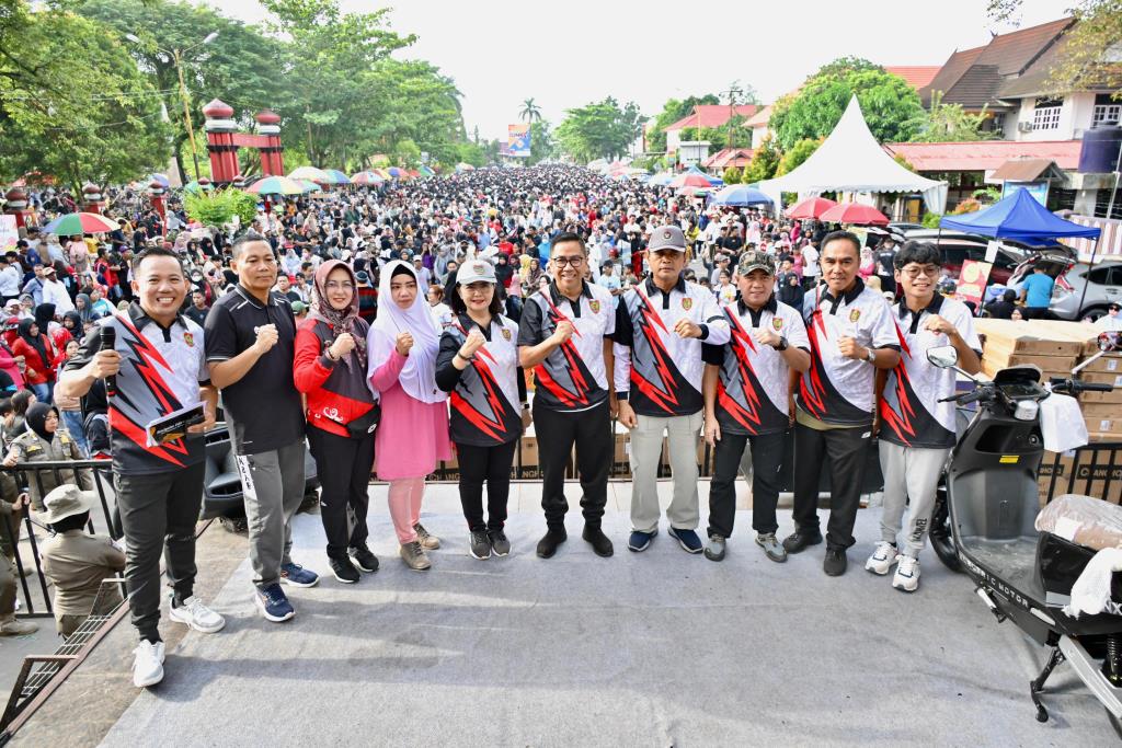 Kepala Bappedalitbang Prov. Kalteng Ikuti Jalan Sehat Peringati Hari Pahlawan Bersama Gubernur Sugianto Sabran di Sampit