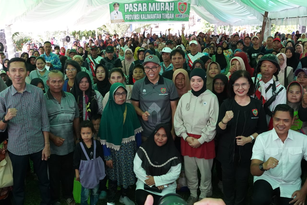 Kepala Bapedalitbang Provinsi Kalimantan Tengah Leonard S. Ampung Buka pasar Murah Halaman Masjid Agung Al Falah Sampit