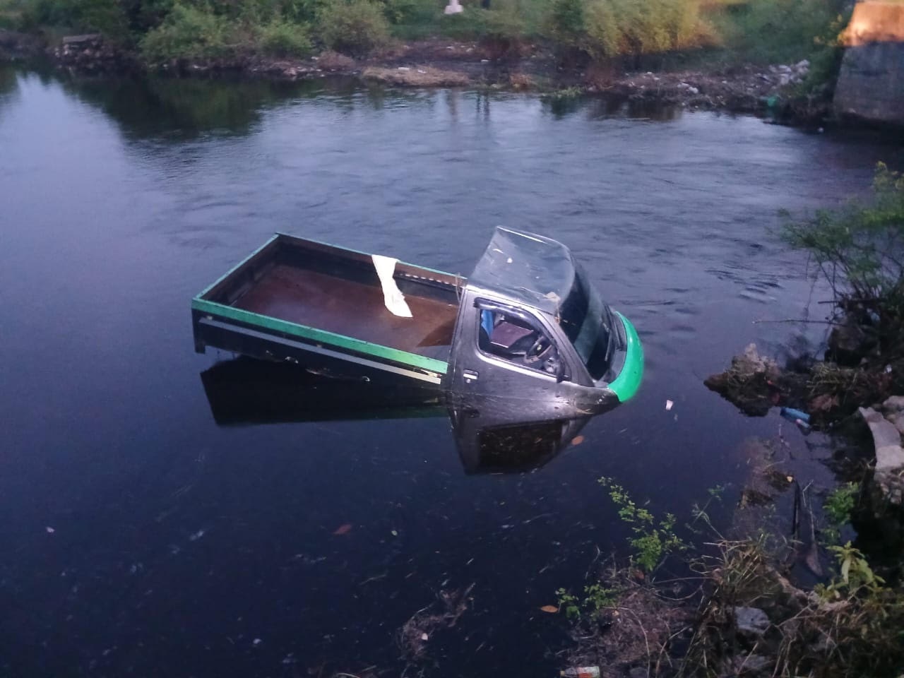 Pikap Bawa 500 Kg Ikan Terjun ke Sungai