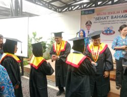 Cetak Sejarah, 35 Lansia Bartim Diwisuda di Tamiang Layang