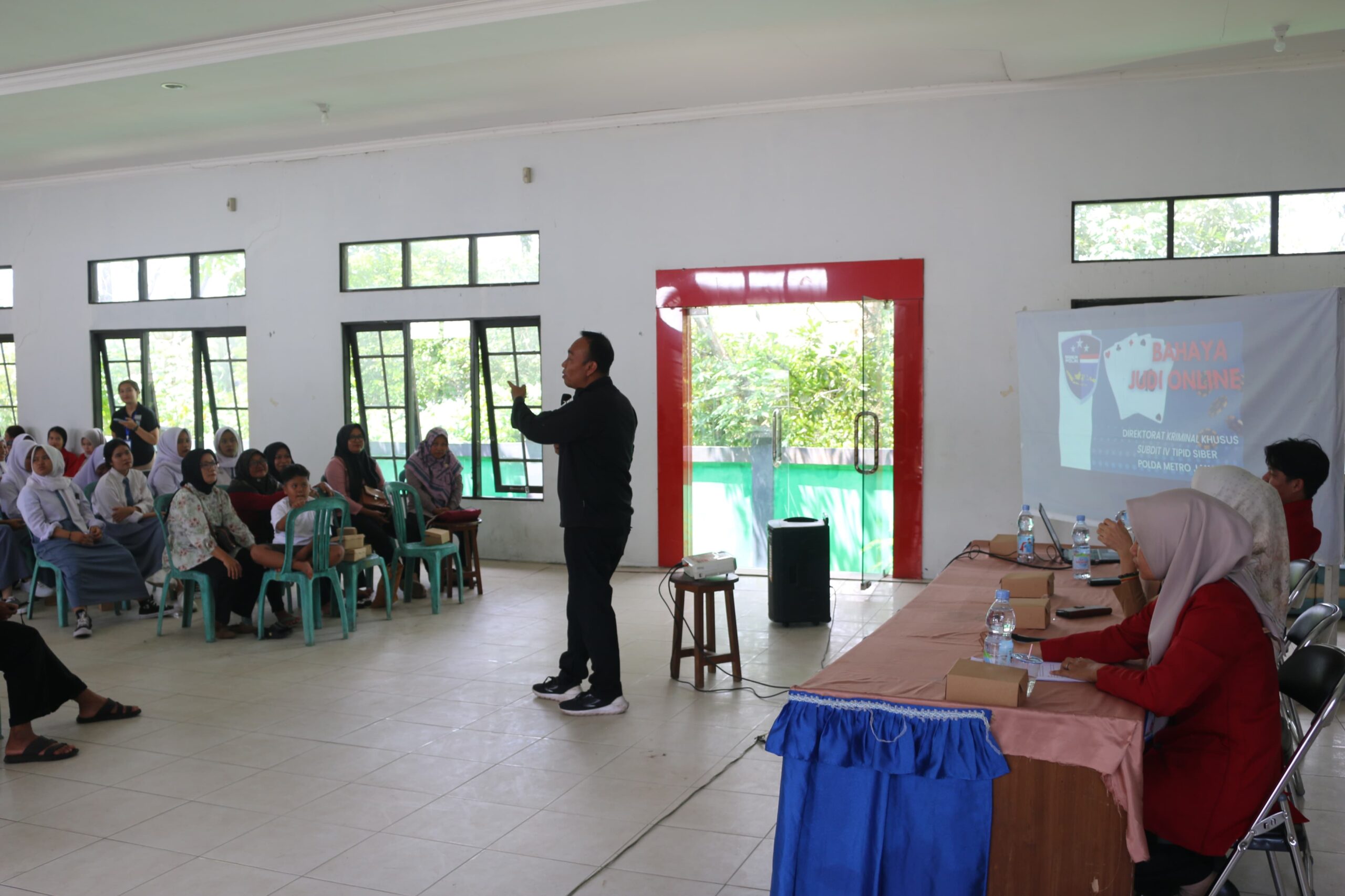 Polda Kalteng Sampaikan Bahaya Judol dan Pinjol ke Warga Kalampangan