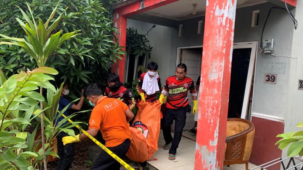 Lansia Ditemukan Tewas Membusuk di Rumah