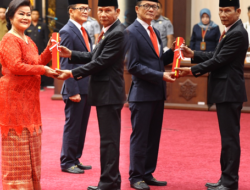 Freddy Ering dan Nyelong Simon Resmi Dilantik Freddy Ering dan Nyelong Simon Resmi Dilantik