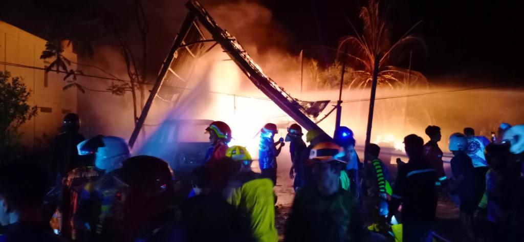 Kebakaran Hanguskan Bengkel dan Rumah di Kapuas