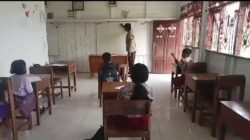 Bhabinkamtibmas Polsek Aruta Jadi Guru Bantu SD