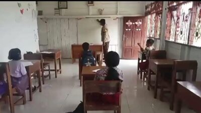 Bhabinkamtibmas Polsek Aruta Jadi Guru Bantu SD
