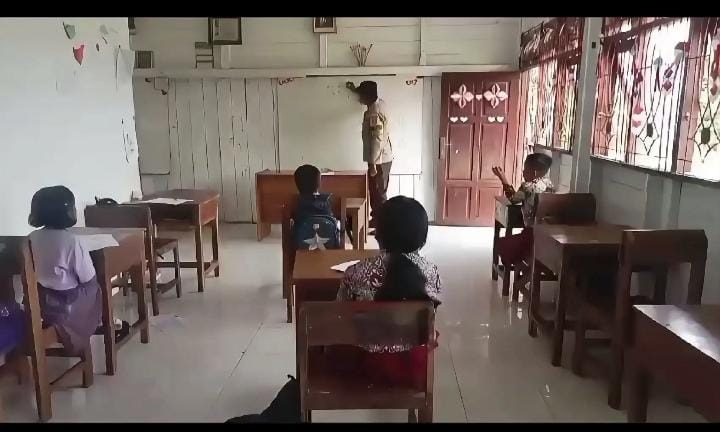 Bhabinkamtibmas Polsek Aruta Jadi Guru Bantu SD