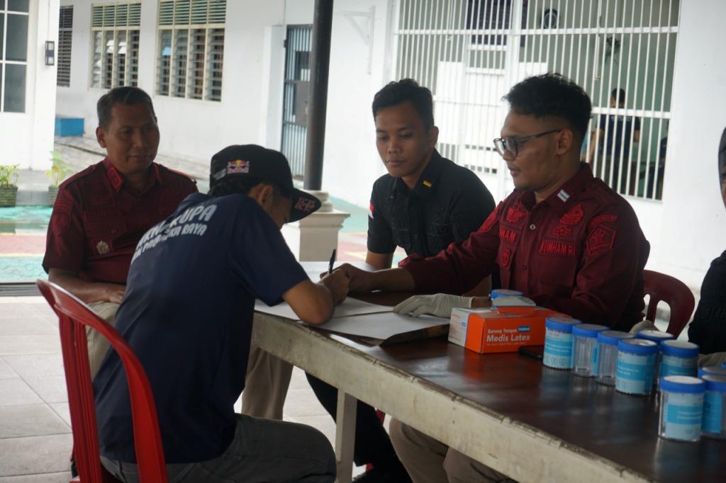 Cegah Narkoba, Rutan Paksa Kencing 20 Napi