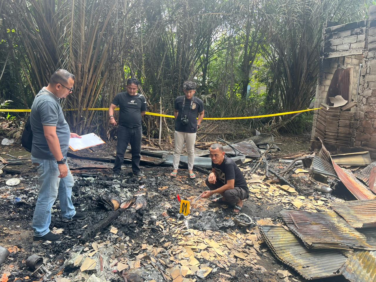 Diduga Akibat Lampu, Rumah Kayu Terbakar di Desa Haringen