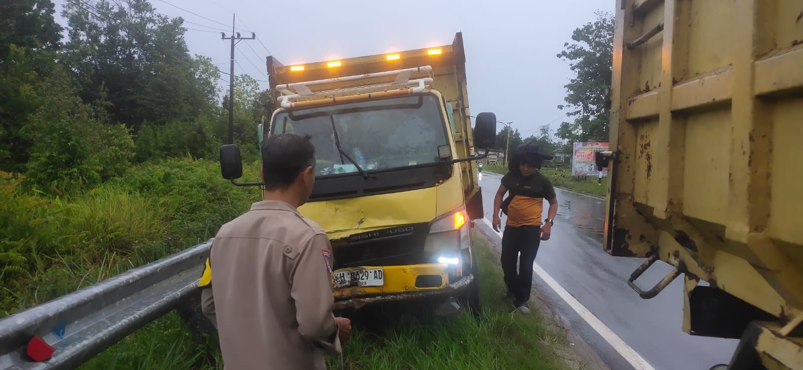 Ban Selip Akibat Hujan, 2 Truk Adu Banteng