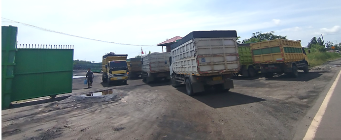 LARANGAN GUBERNUR KARENA JALAN RUSAK-Aktivitas Angkutan Batu Bara Masih Tinggi