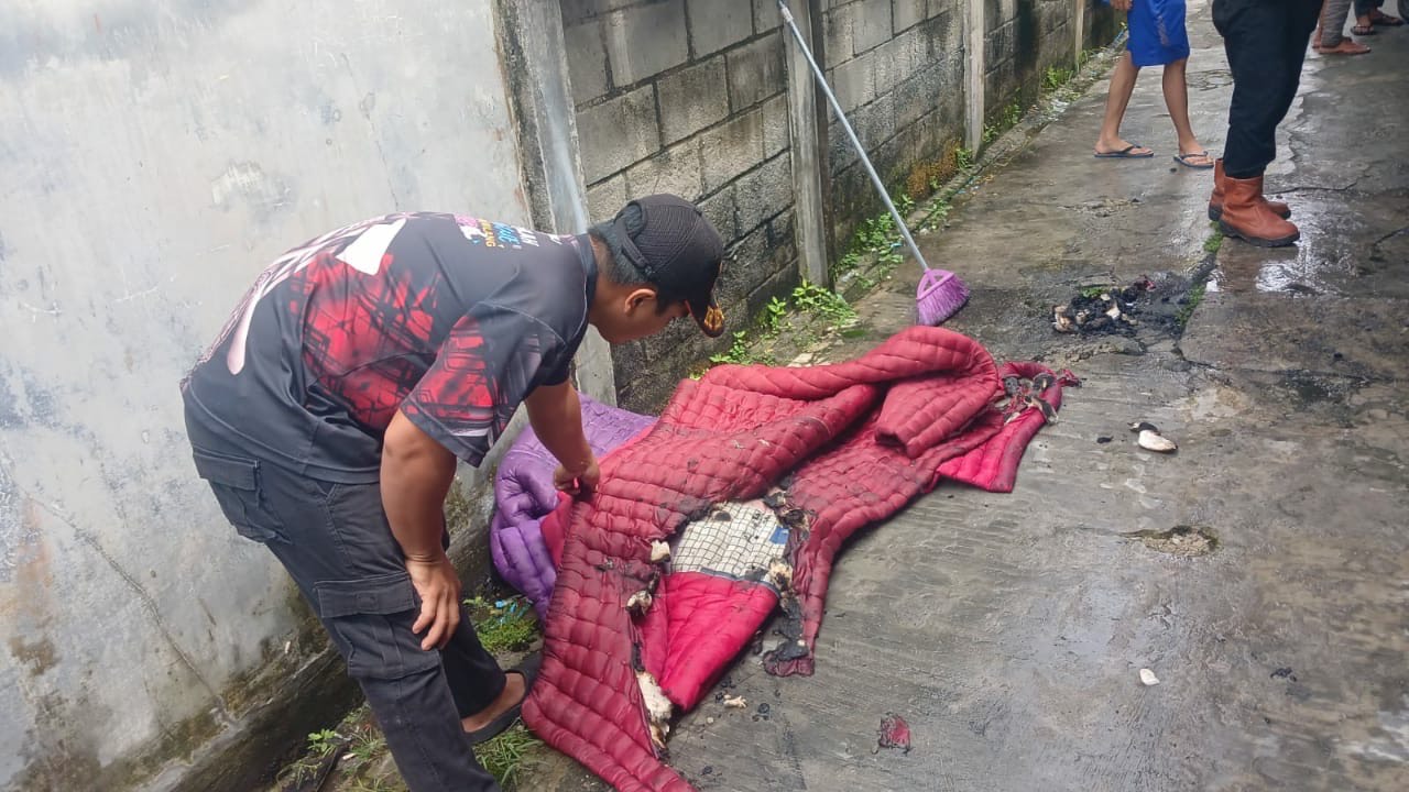 Tinggalkan Charger di Kasur, Barak Nyaris Terbakar