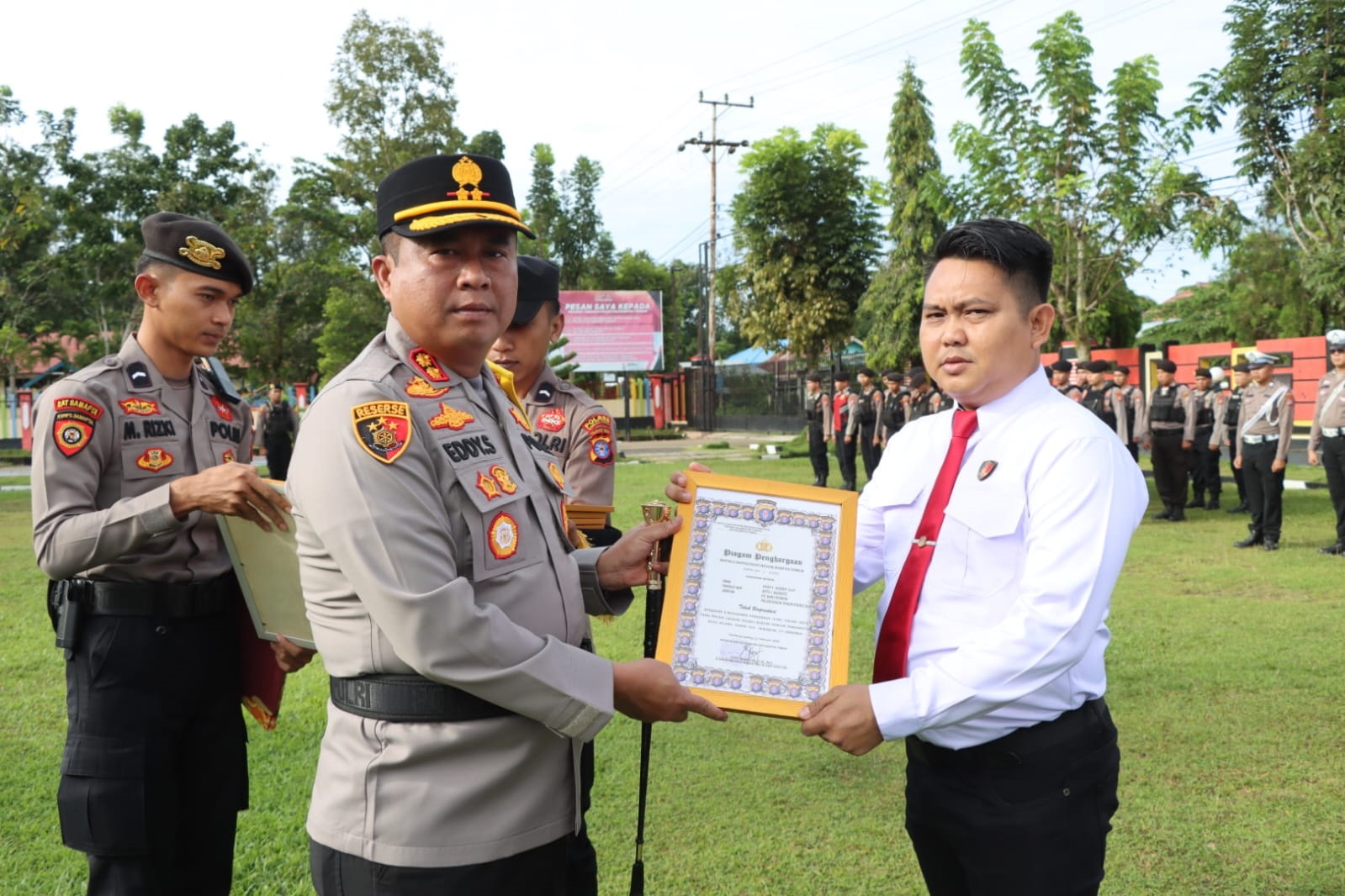Kapolres Bartim Beri Penghargaan Personel Berprestasi
