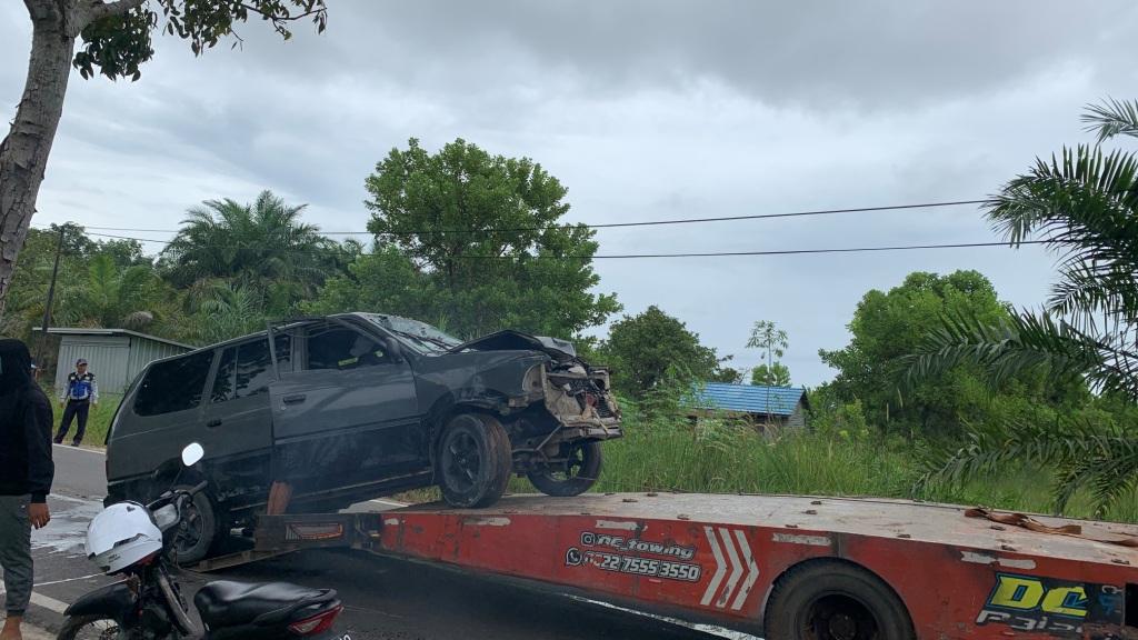 Hindari Kucing, Kijang Kapsul Masuk Parit