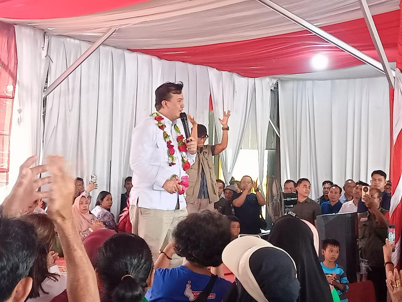 Warga Lamandau Sambut Pasangan Bupati dan Wakil Bupati Rizky-Hamid