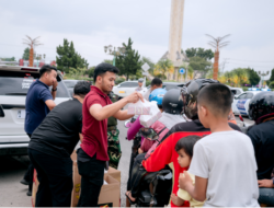 Dua Anggota DPRD Kobar Kompak Turun ke Jalan Bagikan Takjil ke Warga