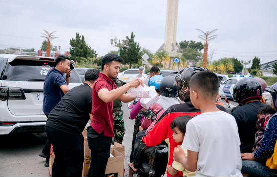 Dua Anggota DPRD Kobar Kompak Turun ke Jalan Bagikan Takjil ke Warga