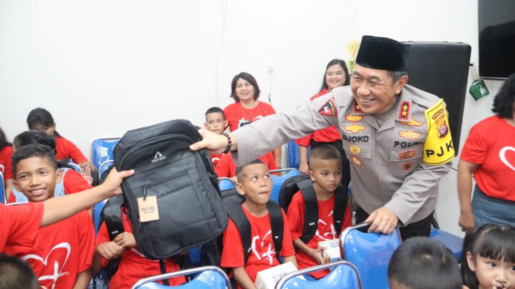 Safari Ramadan, Kapolda Bagikan Tas hingga Sembako
