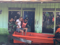 Banjir Palangka Raya Meluas, Lansia Dievakuasi