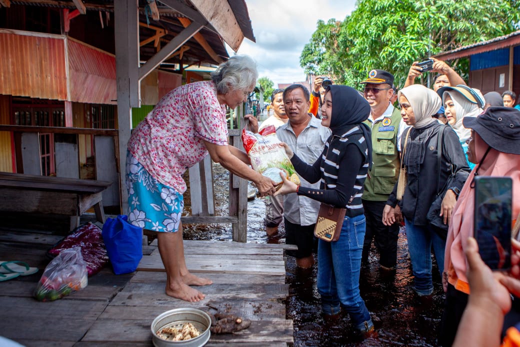 Aisyah Thisia Agustiar Sabran Salurkan Bantuan untuk Warga Terdampak Banjir di Palangka Raya