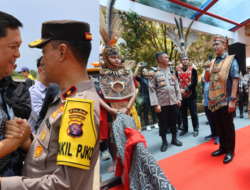 Kapolda Kalteng Iwan Kurniawan dan Ketua Bhayangkari Disambut Adat Potong Pantan