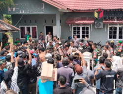 Ratusan Massa Demo Bawaslu Barut