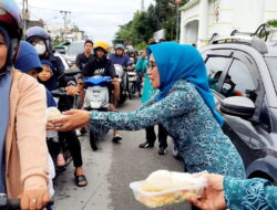 TP – PKK Kobar Bagikan Takjil dan Paket Sembako 