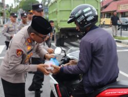 Kapolres Kobar Bagikan  Takjil Gratis Kepada Pengendara