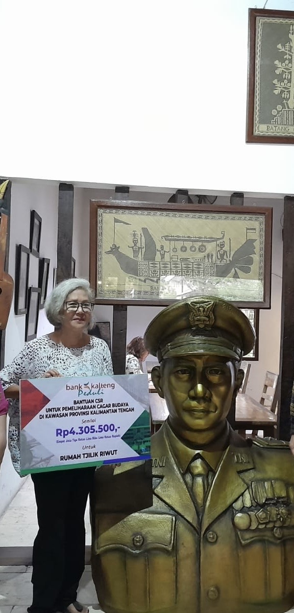 CSR BANK KALTENG-Ida Terharu Terima Donasi untuk Rumah Tjilik Riwut